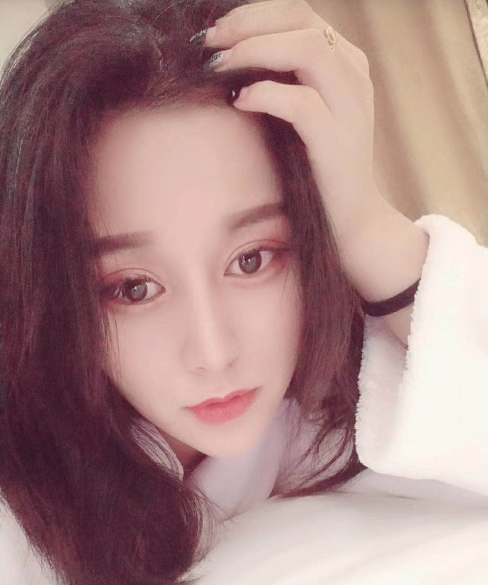 东城美女性感漂亮